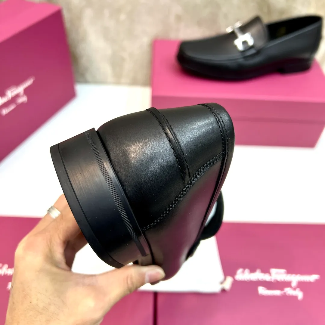 Original quality P780 Brand: Ferragamo Standard size: Men's size 39–44 (38.45 can be customized) Grade: Same style as the official website High-quality men's shoes Material: Customized first-layer calfskin with water-dyed cowhide lining Cowhide tiptoe Original non-slip and wear-resistant rubber outsole Style category: Men's formal business leather shoes are young and fashionable European and American trends British style Casual matching and comfortable feet Color: actual picture
